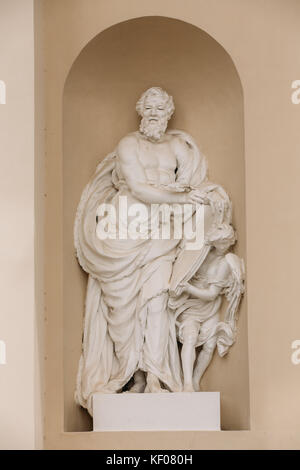 Vilnius, Lituanie. fermer la vue d'une statue d'évangéliste Marc sur façade de cathédrale basilique de saint Stanislas et Saint ladislas. Banque D'Images