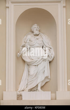 Vilnius, Lituanie. fermer la vue d'une statue d'apôtre Paul sur façade de cathédrale basilique de saint Stanislas et Saint ladislas. Banque D'Images