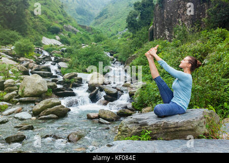 Femme d'Ashtanga vinyasa yoga asana en plein air Banque D'Images