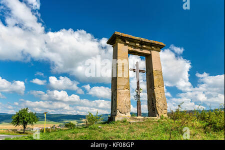 Croix chrétienne dans un domaine à la frontière entre les régions et de Presov Kosice en Slovaquie Banque D'Images