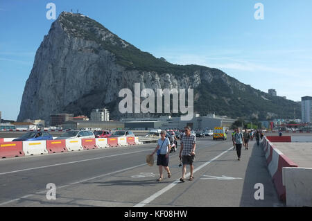 Winston Churchill Avenue, qui traverse la piste de l'aéroport, Gibraltar, septembre 2017 Banque D'Images