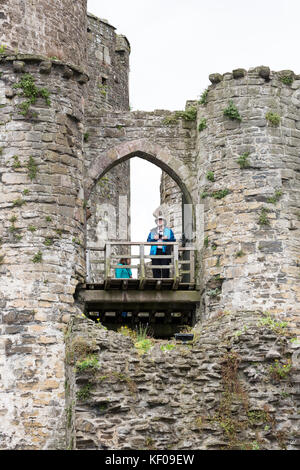 Les touristes à la recherche de l'arche, Château de Conwy dans le Nord du Pays de Galles Banque D'Images