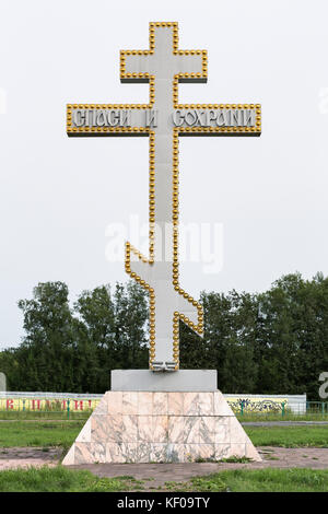 Croix de culte chrétien (symbole religieux) en l'honneur du 300e anniversaire de l'orthodoxie sur la péninsule du Kamtchatka. Banque D'Images