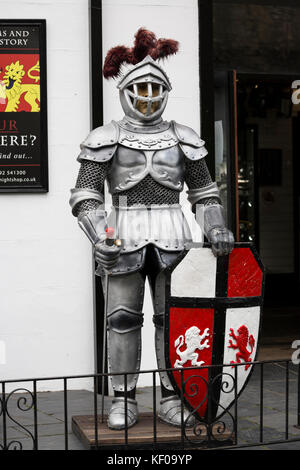 Réplique de chevalier médiéval en armure avec épée et bouclier Banque D'Images