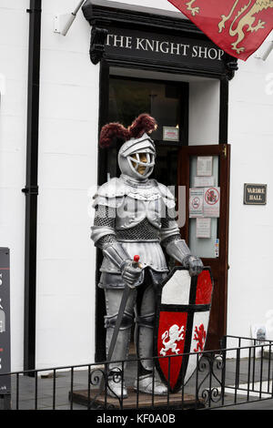 Réplique de chevalier médiéval en armure avec épée et bouclier Banque D'Images