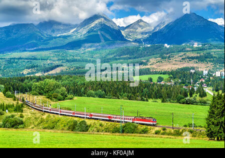 Train de voyageurs dans les Hautes Tatras, en Slovaquie Banque D'Images