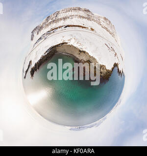 Petite Planète projection d'une antenne de 360° panorama de Akrafjall et Hvalfjordfur en Islande. Composé de dizaines de photos prises par drone. Banque D'Images