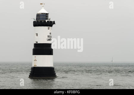 Penmon lighthouse (Anglesey, Pays de Galles), un jour nuageux Banque D'Images