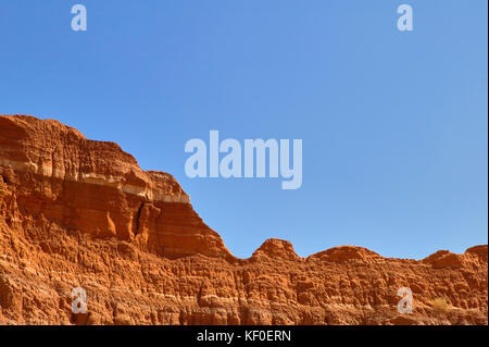 Rocs arides contre ciel bleu clair à Palo Duro canyon, Texas, États-Unis Banque D'Images