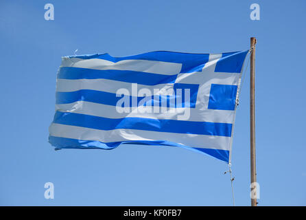 Drapeau national grec volant à Héraklion, Crète, Grèce. Banque D'Images