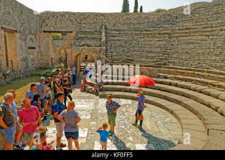 Odeon petit amphithéâtre dans les ruines de la ville romaine de Pompéi à Pompei Scavi près de Naples, Italie. Banque D'Images