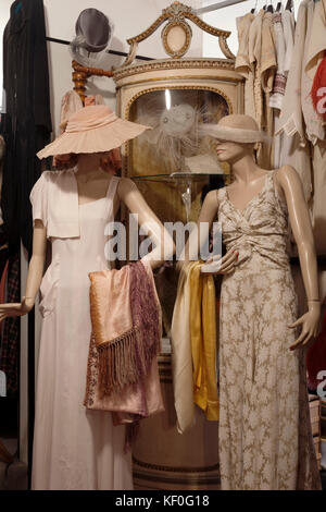 Deux femmes mannequins au old vintage store Banque D'Images