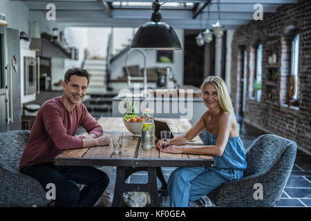 Couple heureux antennes en cuisine maison Banque D'Images