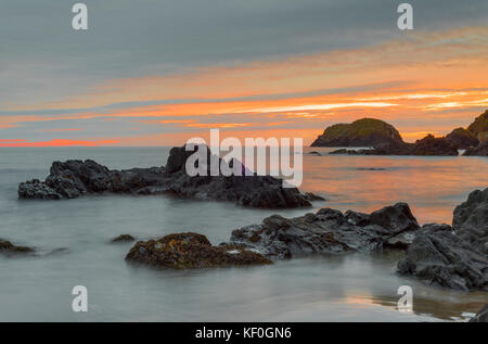 Vue sur Treath Llyfn au coucher du soleil, Ynys Barry, Porthgain, Pembrokeshire, Dyfed, pays de Galles, Royaume-Uni. Banque D'Images