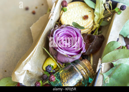 Rose en boîte noire avec une foule de petits détails sur papier fond Banque D'Images