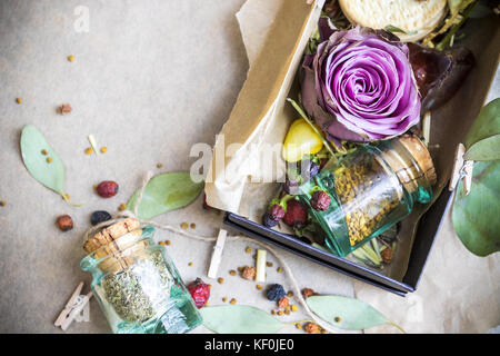 Rose en boîte noire avec une foule de petits détails sur papier fond Banque D'Images