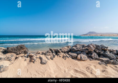 Vue de la plage avec quelques roches, Parque Natural de las Dunas de Corralejo, Fuerteventura, Îles Canaries, Espagne Banque D'Images