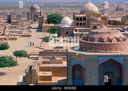 Imran Khan (en blanc) promenades dans l'antique nécropole de Makli près de Thatta, Pakistan, 1990. Banque D'Images