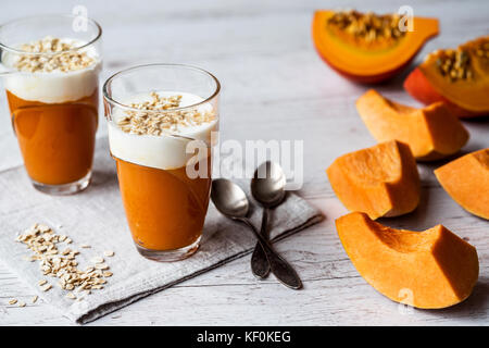 Pumpkin smoothies avec du yogourt et d'avoine. purée de potiron. alimentation saine. Banque D'Images