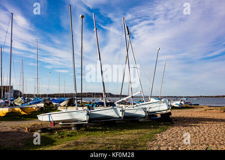 Dériveurs sur la plage de Mudeford, Dorset, UK Banque D'Images