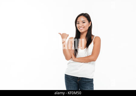 Portrait of a young asian woman face à l'espace de copie et à la caméra au plus isolé sur fond blanc Banque D'Images