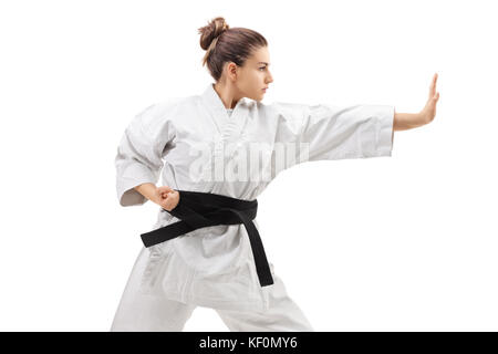 Jeune femme dans un kimono de karaté pratiquant isolé sur fond blanc Banque D'Images