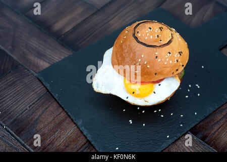 Restaurant délicieux hamburger with fried egg Banque D'Images