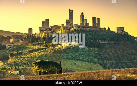 Tours de ville médiévale de San Gimignano et la campagne skyline panorama du paysage sur le coucher du soleil. La toscane, italie, europe. Banque D'Images