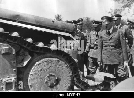 Cette photographie de 1940 montre Adolf Hitler, Heinrich Himmler et Karl Wolff inspectant un char B1 détruit. L'image capture un moment de la seconde Guerre mondiale, mettant en évidence le contexte militaire et les conséquences d'une bataille importante dans les premières étapes de la guerre. Banque D'Images