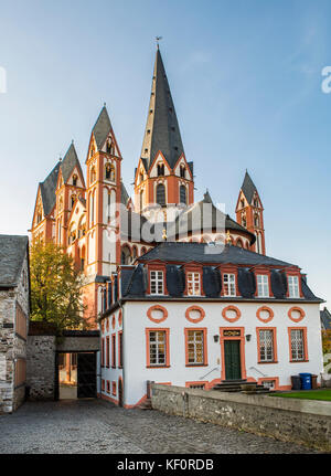 Cathédrale Saint George (Limburger Dom) à Limburg an der Lahn, Allemagne, vue depuis la cour du château de Limbourg (Limburger Schloss) Banque D'Images