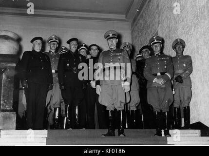 Cette photographie de 1940 montre des personnalités éminentes de l'Allemagne nazie, dont Reinhard Heydrich, Heinrich Daluege et Wilhelm Wolff à Berlin. L'image capture le contexte historique de la seconde Guerre mondiale et des dirigeants nazis pendant cette période. Banque D'Images