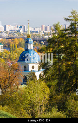 Vydubychi monastère situé avec vue panoramique sur Kiev. Vue panoramique de Kiev, Ukraine. Botanical garden Banque D'Images