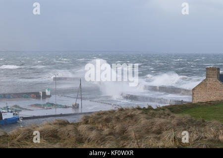 Port de Burghead en Écosse d'être battues par les énormes vagues s'écraser sur la mer défenses sur pendant une tempête. Banque D'Images