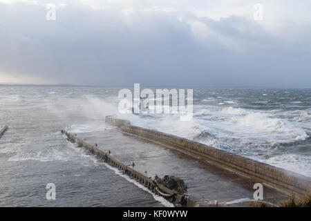 Port de Burghead en Écosse d'être battues par les énormes vagues s'écraser sur la mer défenses sur pendant une tempête. Banque D'Images