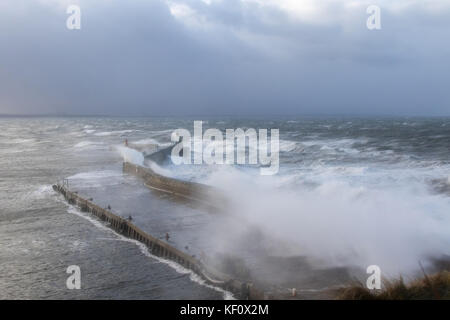 Port de Burghead en Écosse d'être battues par les énormes vagues s'écraser sur la mer défenses sur pendant une tempête. Banque D'Images