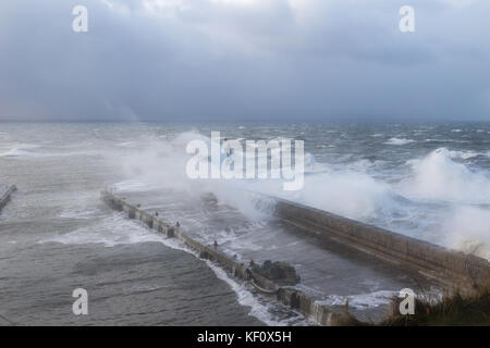 Port de Burghead en Écosse d'être battues par les énormes vagues s'écraser sur la mer défenses sur pendant une tempête. Banque D'Images