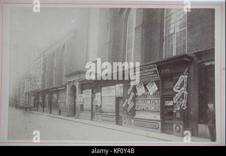 Rue Kalverstraat, gezicht op de winkels aan de voet van de Nieuwezijds Kapel (de 'kastjes'), kort voor de afbraak en 1908 Banque D'Images