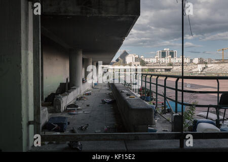 Naples, Italie. 24 oct, 2017. La police judiciaire et la police municipale à Naples ont procédé à l'abolition de certains résidents abusif d'origine maghrébine de l'établissement Palazzetto dello sport di poggioreale, abandonné et jamais utilisé. (Italie, Naples, 24 octobre 2017) crédit photo : agence indépendante/Alamy live news Banque D'Images