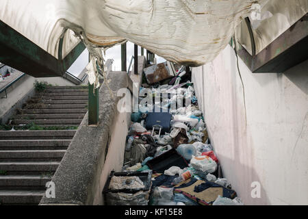 Naples, Italie. 24 oct, 2017. La police judiciaire et la police municipale à Naples ont procédé à l'abolition de certains résidents abusif d'origine maghrébine de l'établissement Palazzetto dello sport di poggioreale, abandonné et jamais utilisé. (Italie, Naples, 24 octobre 2017) crédit photo : agence indépendante/Alamy live news Banque D'Images