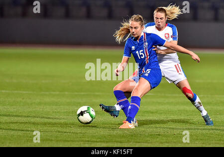 Znojmo, République tchèque. 24 octobre 2017. Elin Jensen, d'Islande, à gauche, et Tereza Krejcirikova, de Tchéquie, en action lors du match de qualification pour la Coupe du monde féminin opposant l'Allemagne et l'Islande à Znojmo, en République tchèque, le lundi 24 octobre 2017. Crédit : Lubos Pavlicek/CTK photo/Alamy Live News Banque D'Images