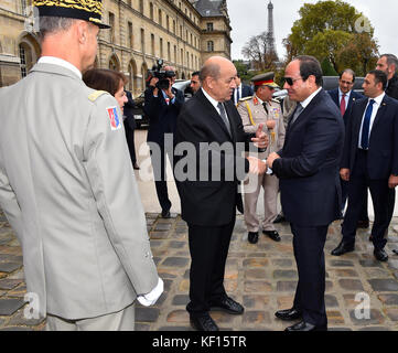 Paris, Paris, France. 24 octobre 2017. Le président égyptien Abdel Fattah al-Sisi tremble la main avec le ministre français des Affaires étrangères Jean-Yves le Drian à l'Hôtel National des Invalides à Paris le 24 octobre 2017 crédit : Président égyptien Office/APA Images/ZUMA Wire/Alamy Live News Banque D'Images