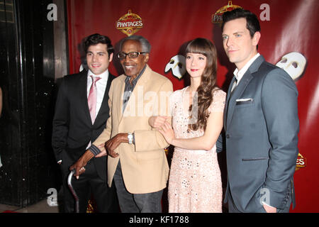 ***PHOTO DU FICHIER*** Storm Lineberger, Robert Guillaume, Katie Travis, Chris Mann au Phantom Of The Opera Los Angeles Premiere aux Pantages à Hollywood, Californie, le 17 juin 2015. Crédit: David Edwards/Mediapunch Banque D'Images