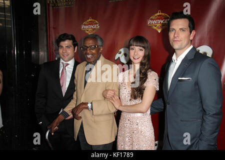 ***PHOTO DU FICHIER*** Storm Lineberger, Robert Guillaume, Katie Travis, Chris Mann au Phantom Of The Opera Los Angeles Premiere aux Pantages à Hollywood, Californie, le 17 juin 2015. Crédit: David Edwards/Mediapunch Banque D'Images