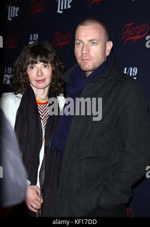 ***PHOTO DU FICHIER*** NEW YORK, NY avril .06, 2017 Matthew Rhys, Keri Russell, Noah Emmerich, assiste aux Upfronts 2017 de FX au Théâtre SVA à New York le 05 avril 2017. Credit:RW/MediaPunch Banque D'Images