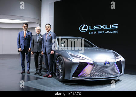 Les dirigeants de Luxus photographiés au 45e salon de l'automobile de Tokyo. Crédit : Yuichiro Tashiro /Alamy Live News Banque D'Images