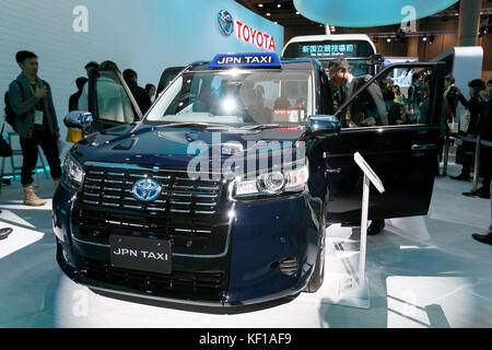 Tokyo, Japon. 25 octobre 2017. Les visiteurs regardent un véhicule Toyota JPN Taxi lors du 45e salon de l'automobile de Tokyo 2017 à Tokyo Big Sight le 25 octobre 2017, Tokyo, Japon. Le Tokyo Motor Show 2017 présentera les nouvelles solutions de mobilité de plus de 153 constructeurs japonais et étrangers. L’exposition est ouverte au public du 26 octobre au 5 novembre. Crédit : Rodrigo Reyes Marin/AFLO/Alamy Live News Banque D'Images