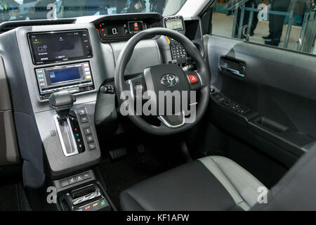 Tokyo, Japon. 25 octobre 2017. L'intérieur du véhicule Toyota JPN Taxi exposé lors du 45e salon de l'automobile de Tokyo 2017 à Tokyo Big Sight le 25 octobre 2017, Tokyo, Japon. Le Tokyo Motor Show 2017 présentera les nouvelles solutions de mobilité de plus de 153 constructeurs japonais et étrangers. L’exposition est ouverte au public du 26 octobre au 5 novembre. Crédit : Rodrigo Reyes Marin/AFLO/Alamy Live News Banque D'Images