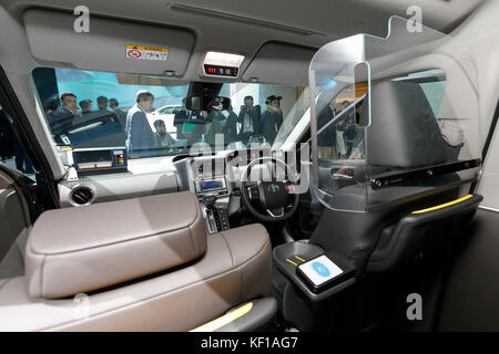 Tokyo, Japon. 25 octobre 2017. L'intérieur du véhicule Toyota JPN Taxi exposé lors du 45e salon de l'automobile de Tokyo 2017 à Tokyo Big Sight le 25 octobre 2017, Tokyo, Japon. Le Tokyo Motor Show 2017 présentera les nouvelles solutions de mobilité de plus de 153 constructeurs japonais et étrangers. L’exposition est ouverte au public du 26 octobre au 5 novembre. Crédit : Rodrigo Reyes Marin/AFLO/Alamy Live News Banque D'Images