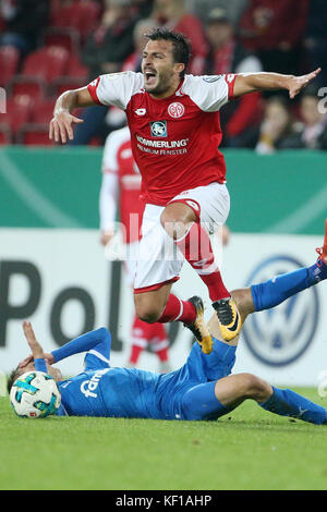 Mainz, Allemagne. 24 octobre 2017. Giulio Donati (R) de Mayence et Dominick Drexler de Kiel se disputent le ballon lors du match de football de la DFB Cup entre la FSV Mayence 05 et Holstein Kiel à Mayence, en Allemagne, le 24 octobre 2017. Crédit : Thomas Frey/dpa/Alamy Live News Banque D'Images