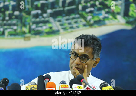 Colombo, Sri Lanka. 25th octobre 2017. Le Sri Lanka Megapolis et le ministre du développement occidental Patali Champika Ranawaka s'adresont aux médias lors de la conférence de presse au bureau de la ville portuaire de Colombo. Credit: Vimukthi Embuldeniya/Alamy Live News Banque D'Images